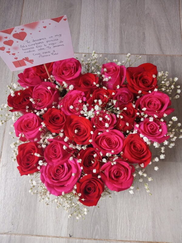 Rosas en corazón R80