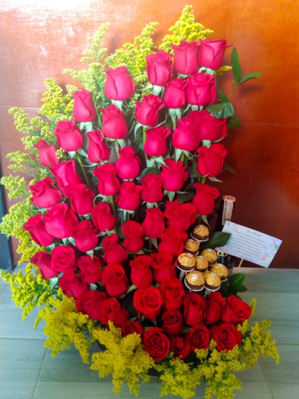 Media luna de rosas, ferrero y baileys R129