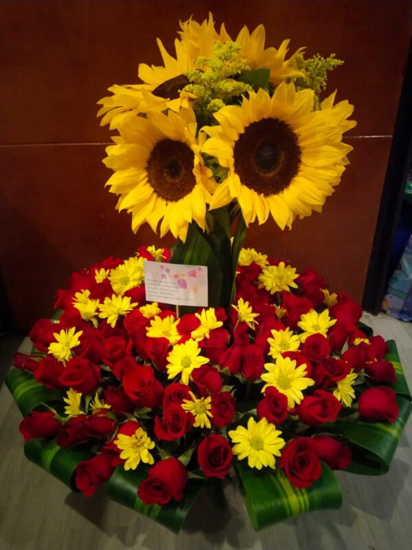 Ruleta 100 rosas y 8 girasoles R131