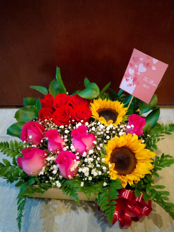 Caja tequiero x 6 rosas 2 girasoles R22