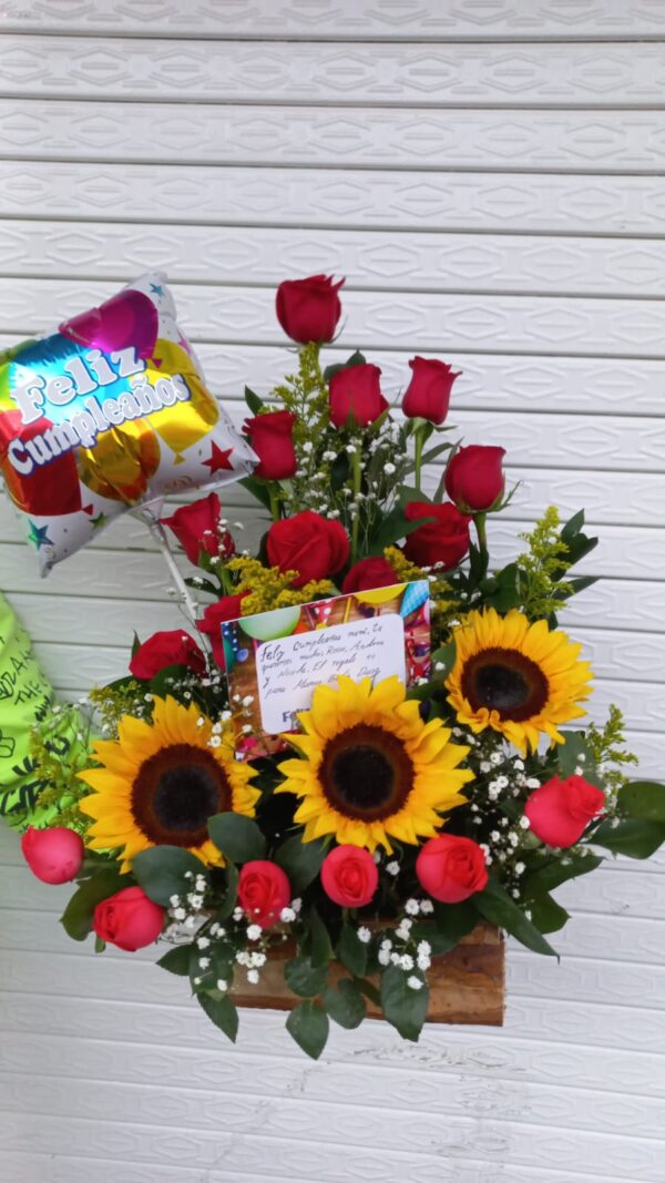 Arreglo feliz cumpleaños rosas y girasoles R40