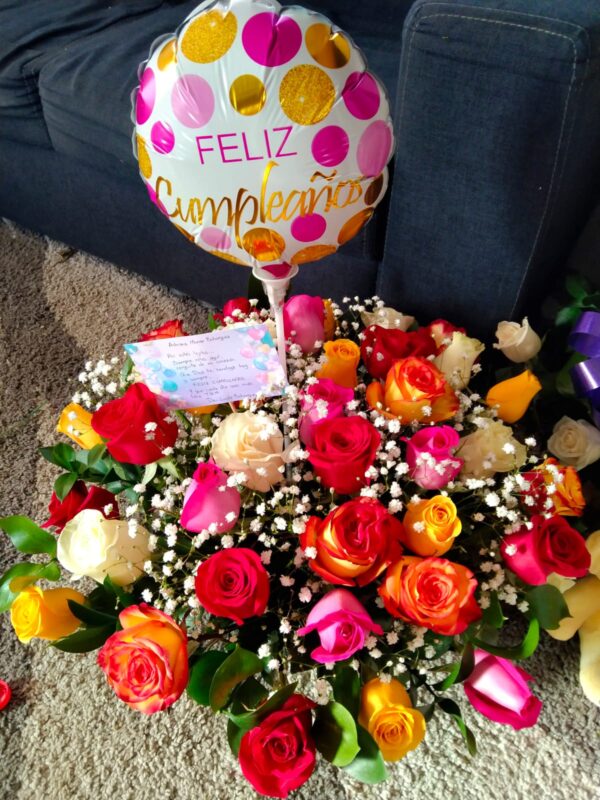 Arreglo 40 Rosas  de colores  y globo R88
