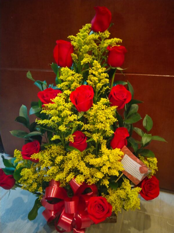 Piramide por 12 rosas y solidago R38