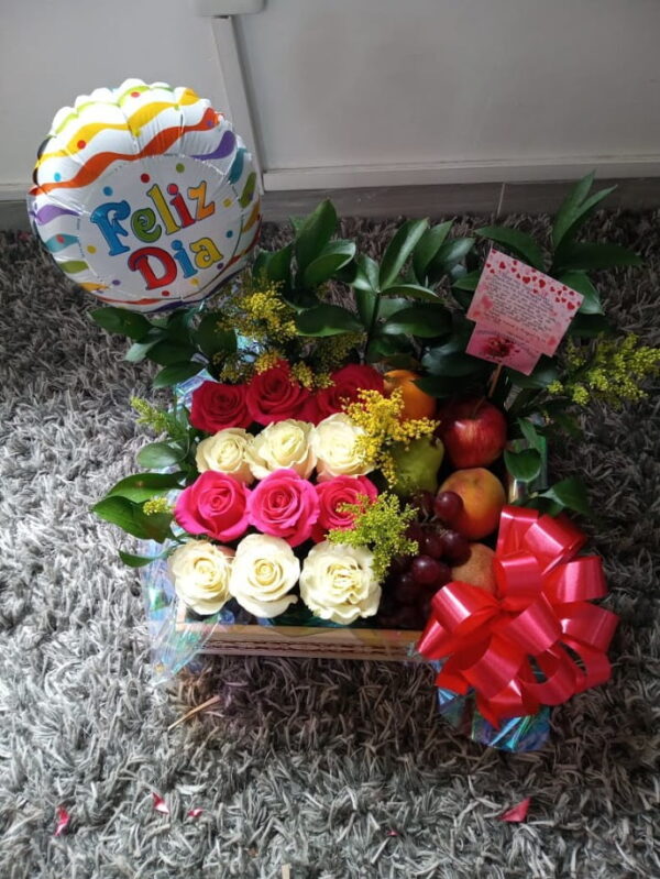 Caja de frutas con 12 rosas R67