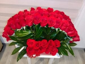 Arco 60 rosas R110 - Arreglos florales en Teusaquillo Te Mando Flores