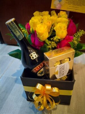 Caja de rosas elegante, baileys y ferrero R120
