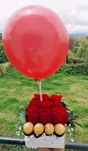 Caja por 9 rosas 4 Ferrero y globo R16 - Arreglos florales en Teusaquillo a domicilio Te Mando Flores