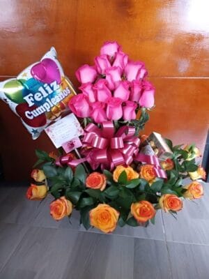36 rosas con ferrero por 8 y globo R83 - Arreglos florales en Teusaquillo Te Mando Flores