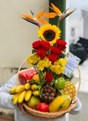 Canasta frutal Heliconia girasol y rosas R89 - Flores y frutas en Teusaquillo a domicilio Te Mando Flores