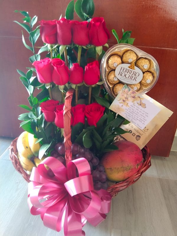 Canasta de frutas y ferrero corazón R95